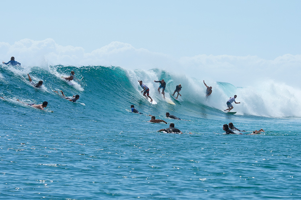 surf-crowd-lineup